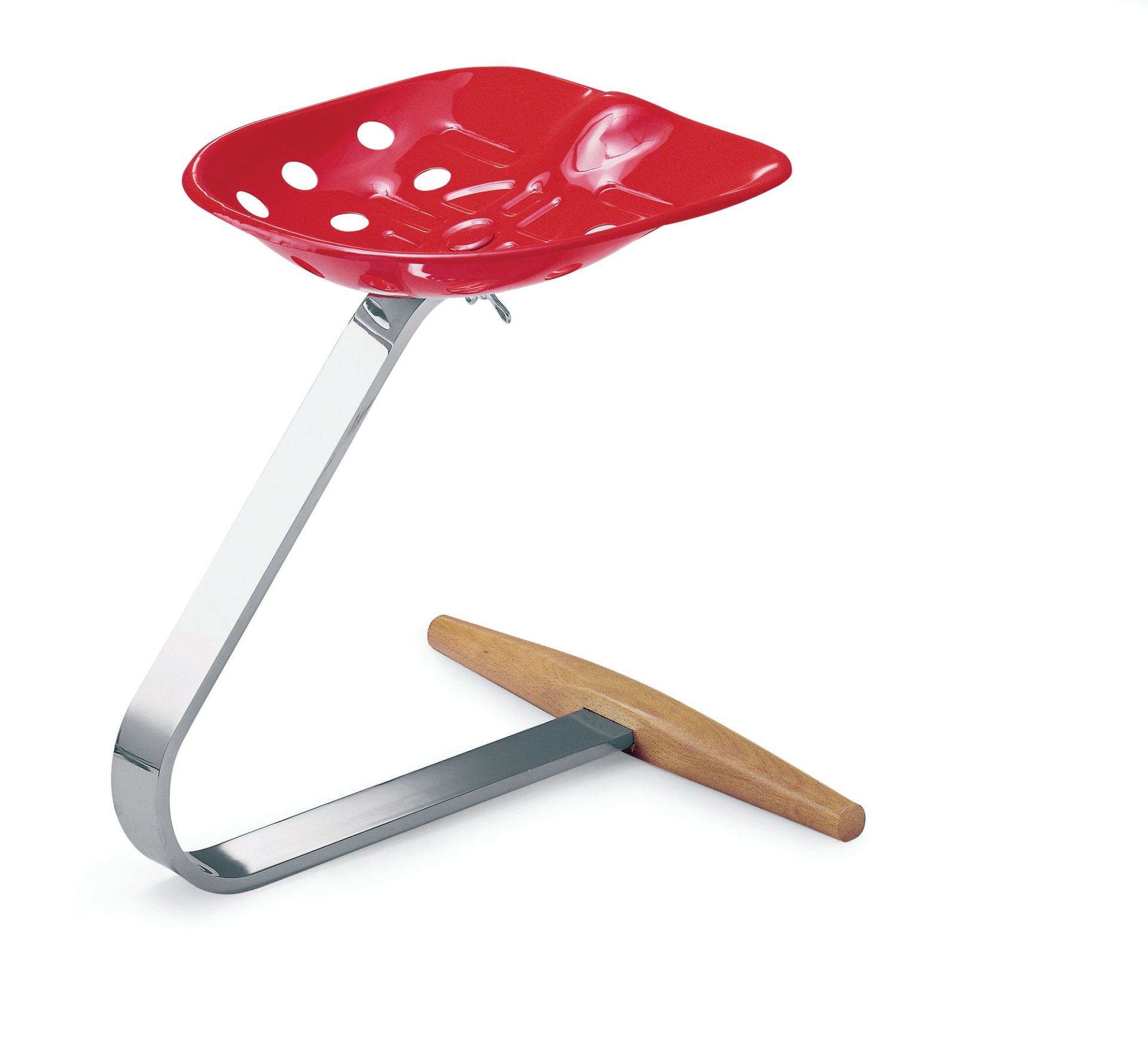 Roter Mezzadro Hocker von Zanotta mit Traktorsitz, Chromgestell und Holzfuß. Design Hocker.